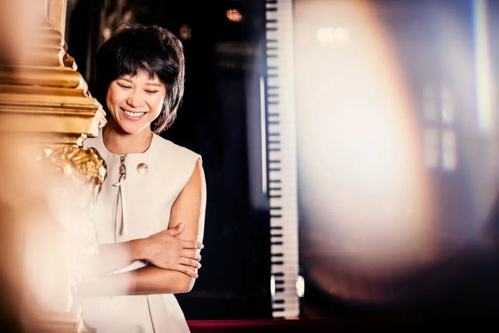 Portrait von Yuja Wang im Großen Saal, im Hintergrund ein aufgestellter Flügel