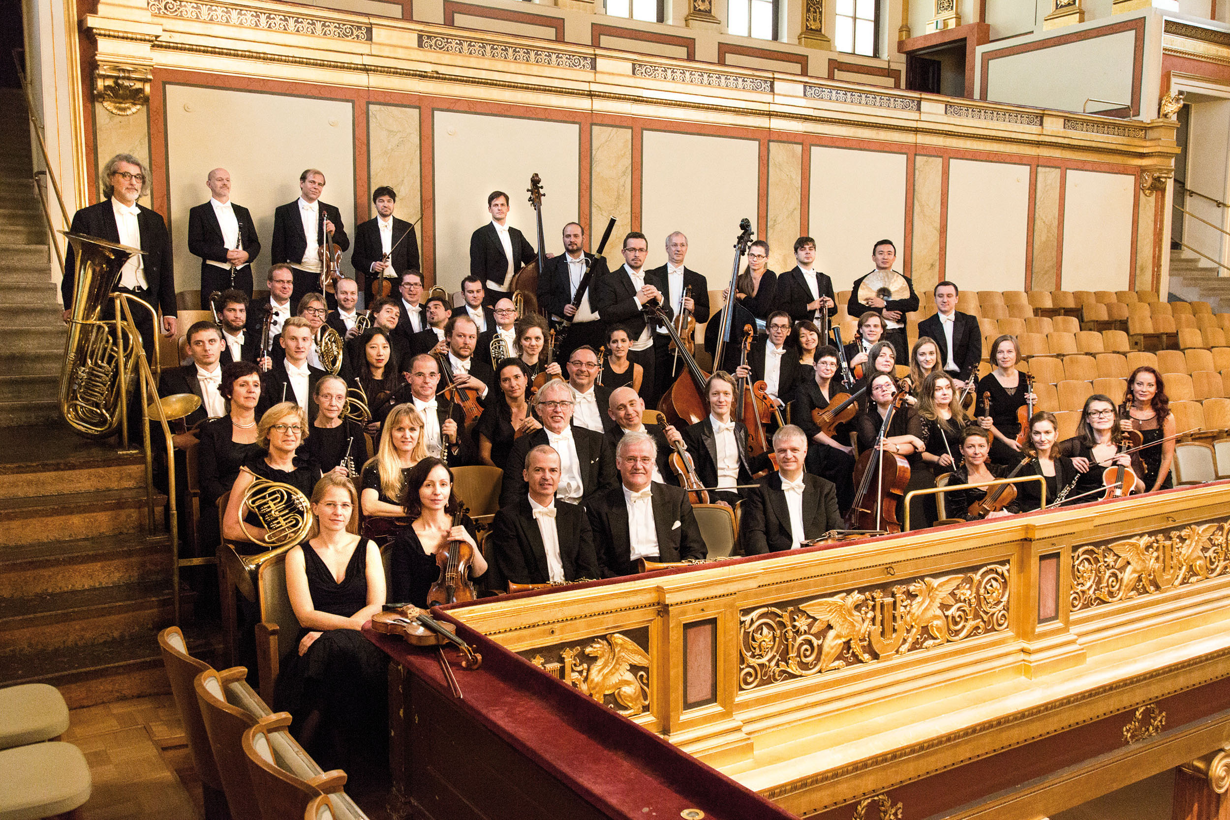 Foto der Wiener Akademie mit Musikinstrumenten im goldenen Saal