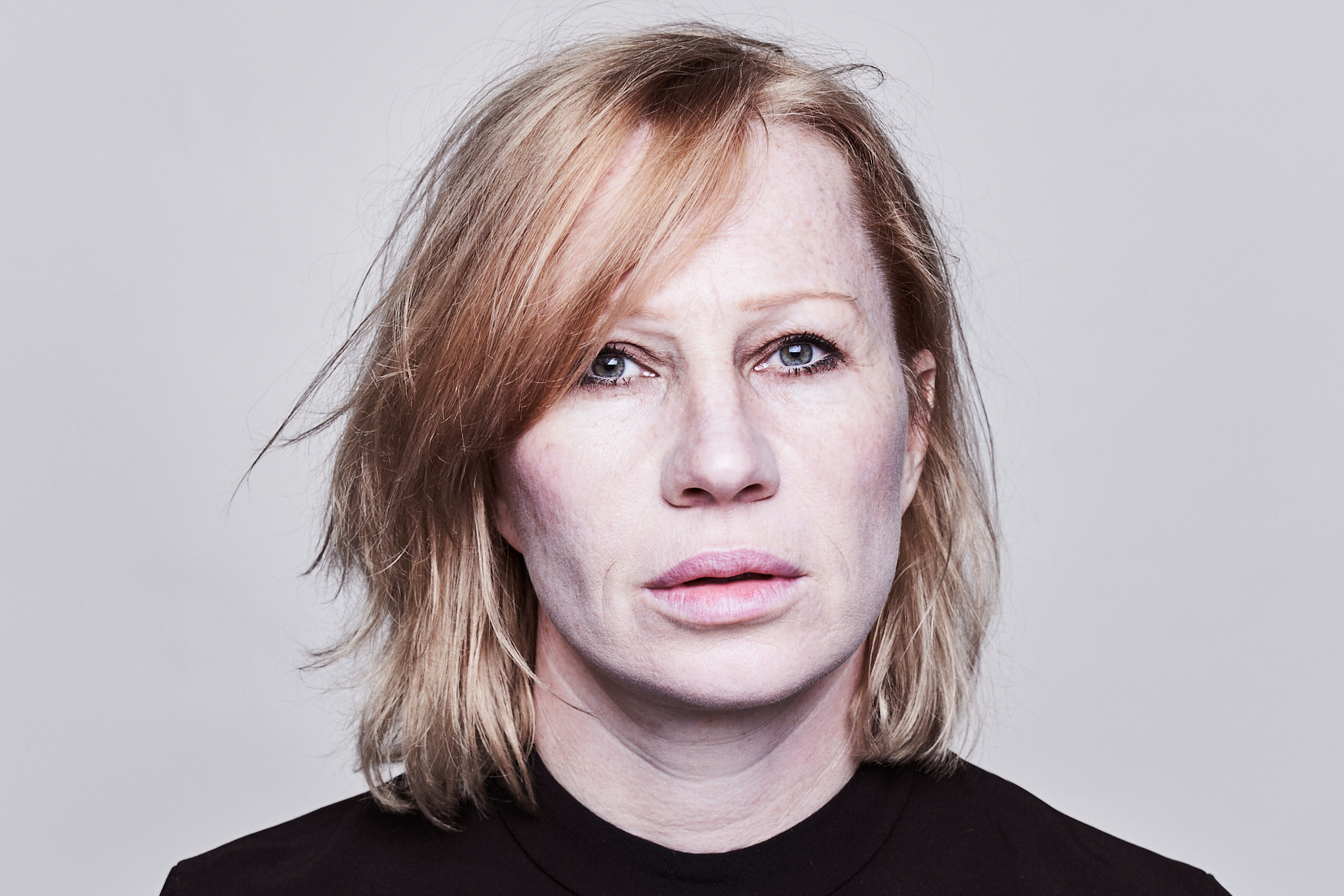 Portrait von Birgit Minichmayr. Rotblonde Frau mit offenen schulterlangen Haaren