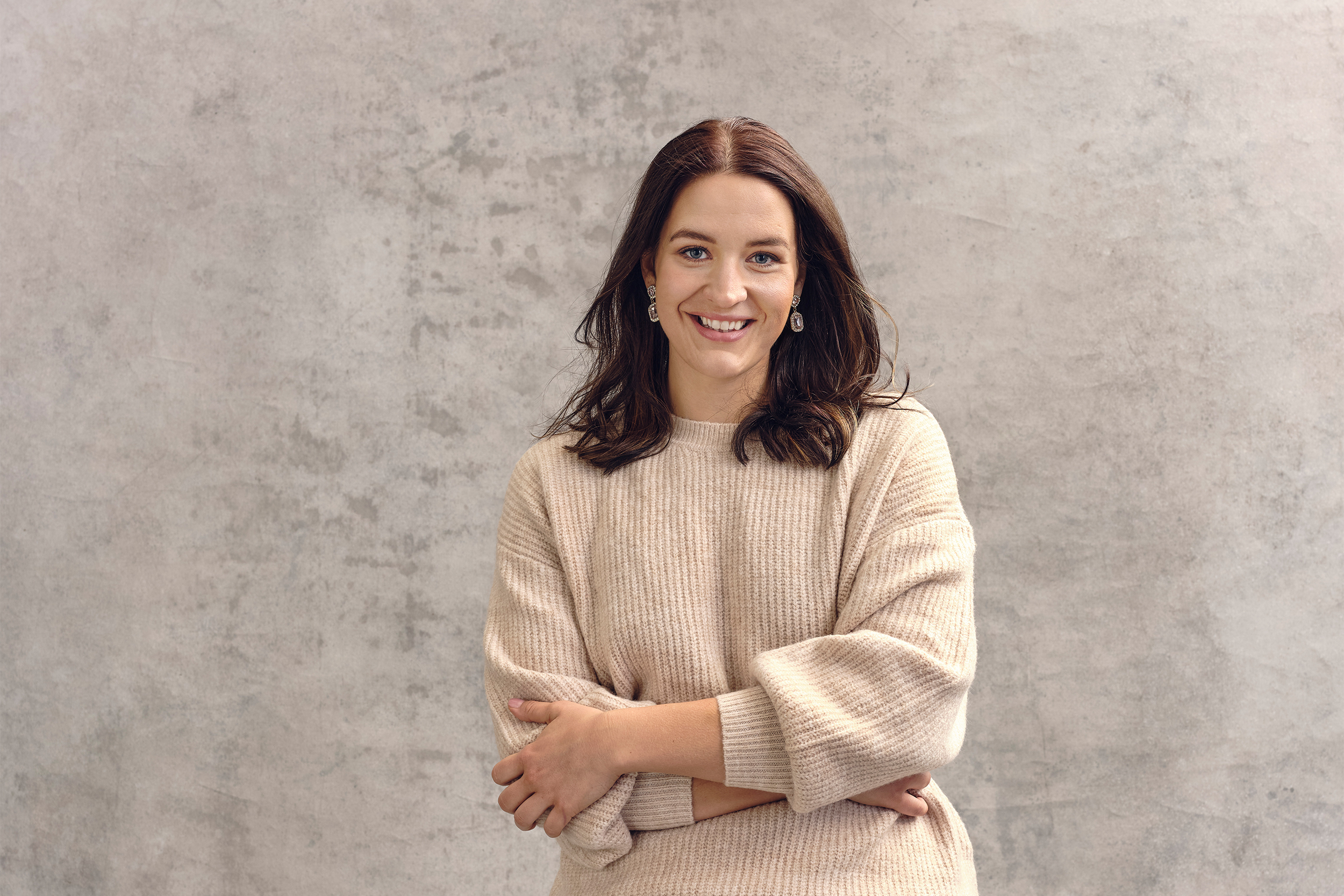Portrait von Lise Davidsen vor grauem Hintergrund
